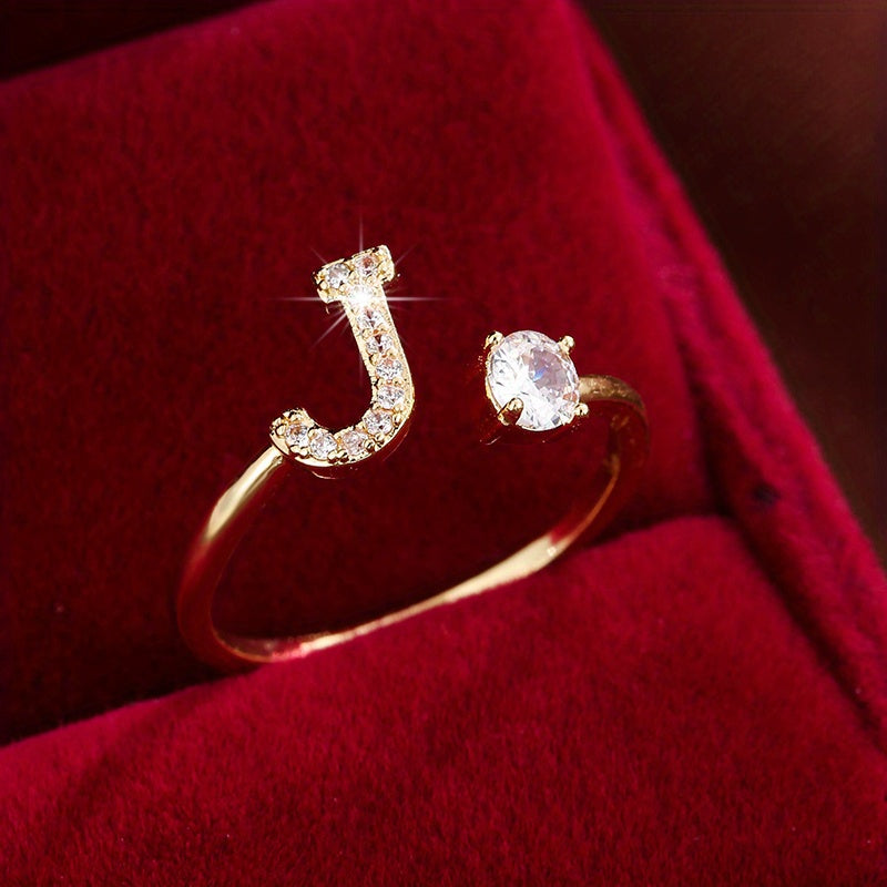 Nova – Moderner offener Ring mit Buchstaben und Zirkonia