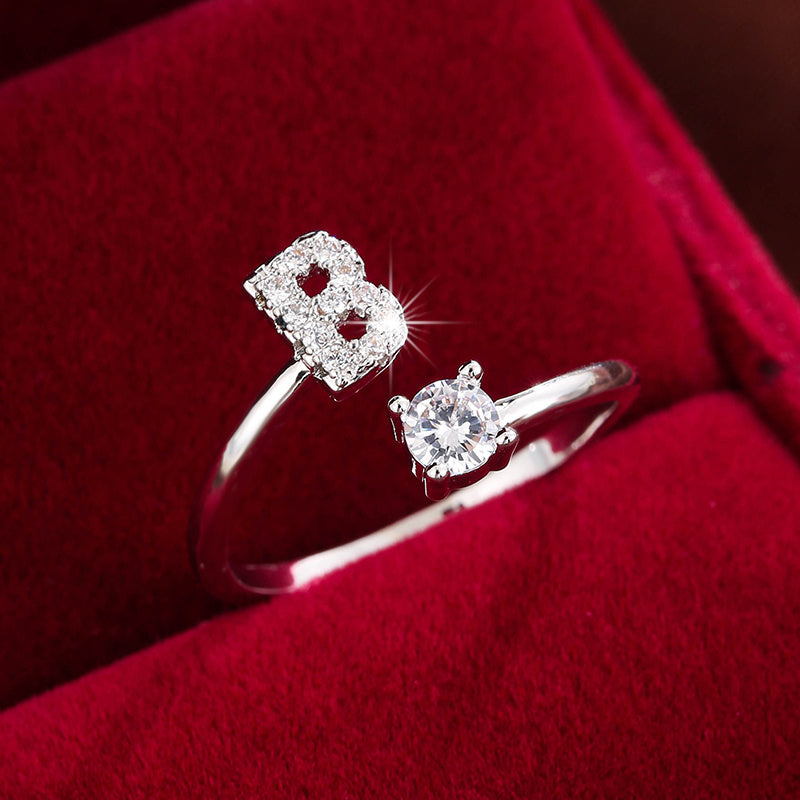 Nova – Moderner offener Ring mit Buchstaben und Zirkonia