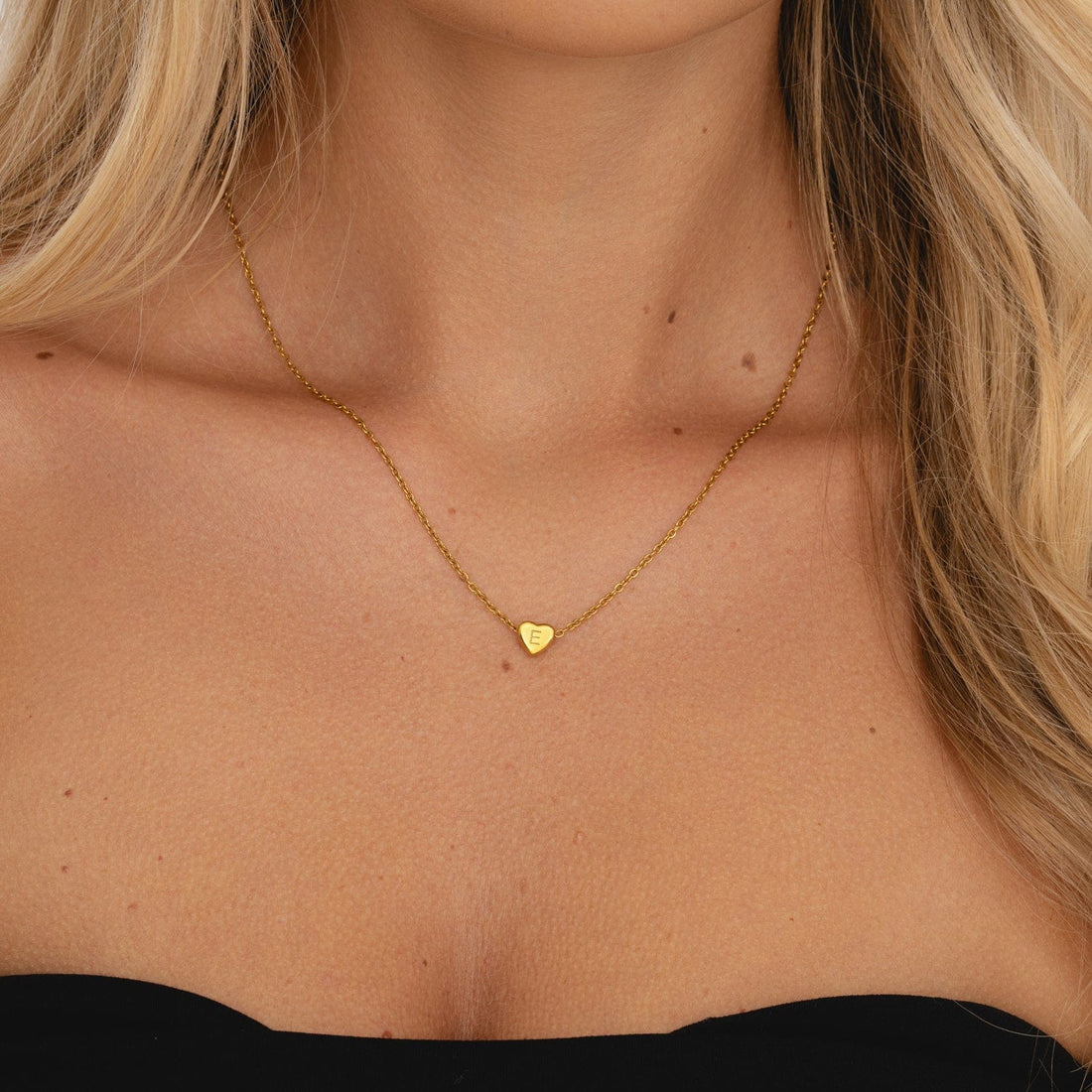 Amora – Kette mit Herzinitialen in goldener Ausführung