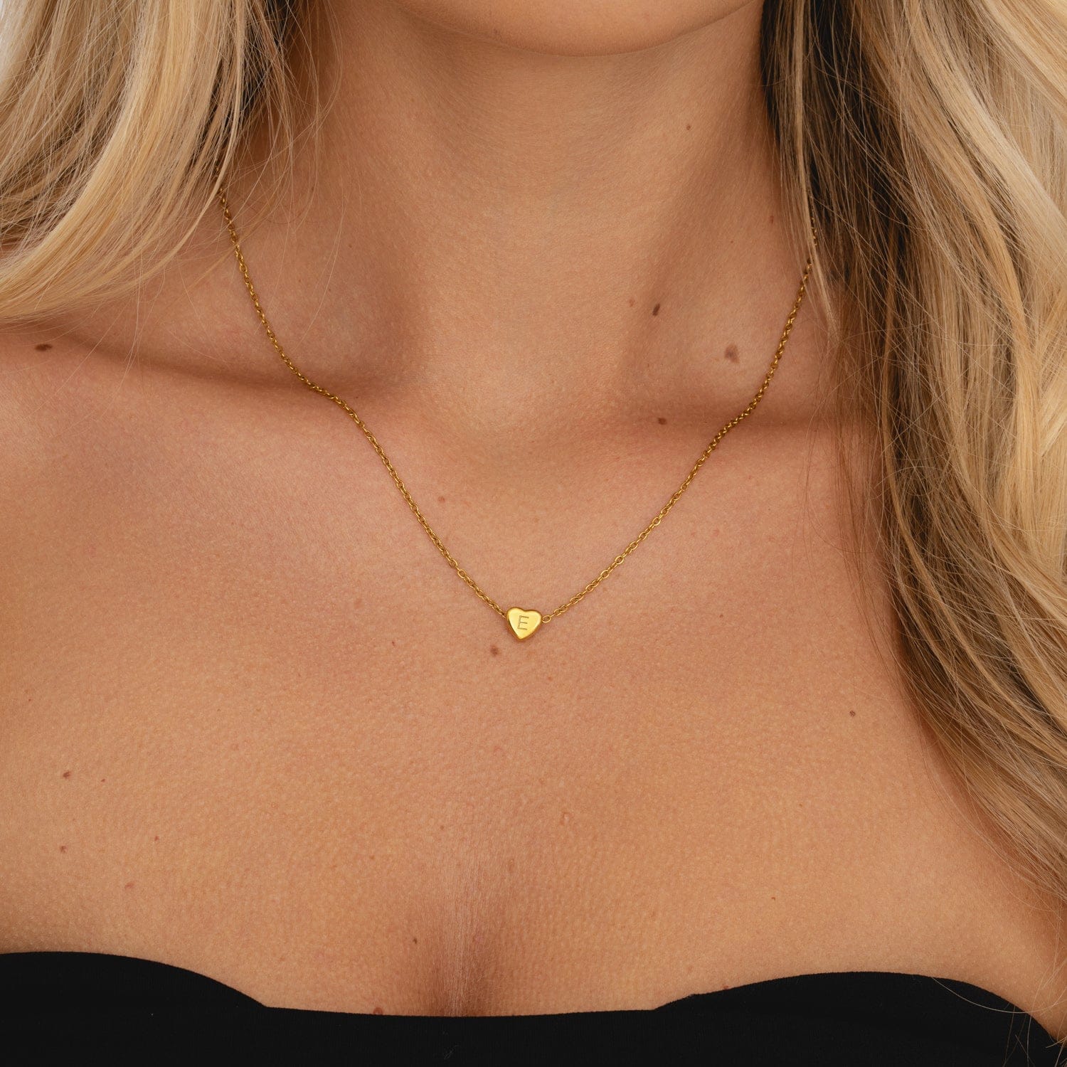 Amora – Kette mit Herzinitialen in goldener Ausführung