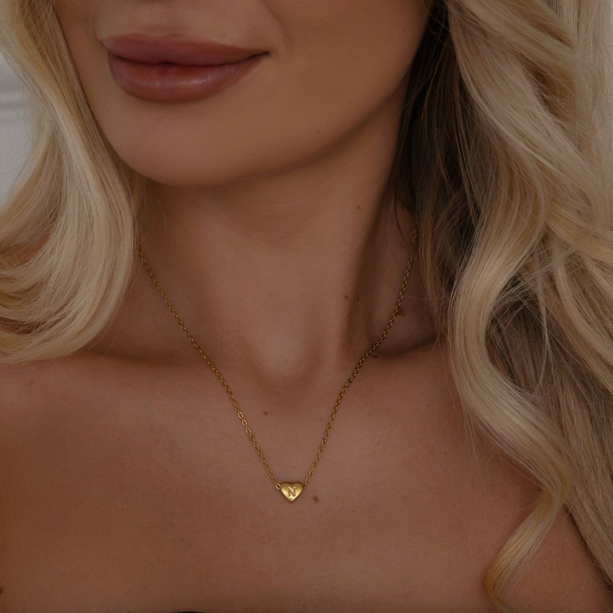 Amora – Kette mit Herzinitialen in goldener Ausführung