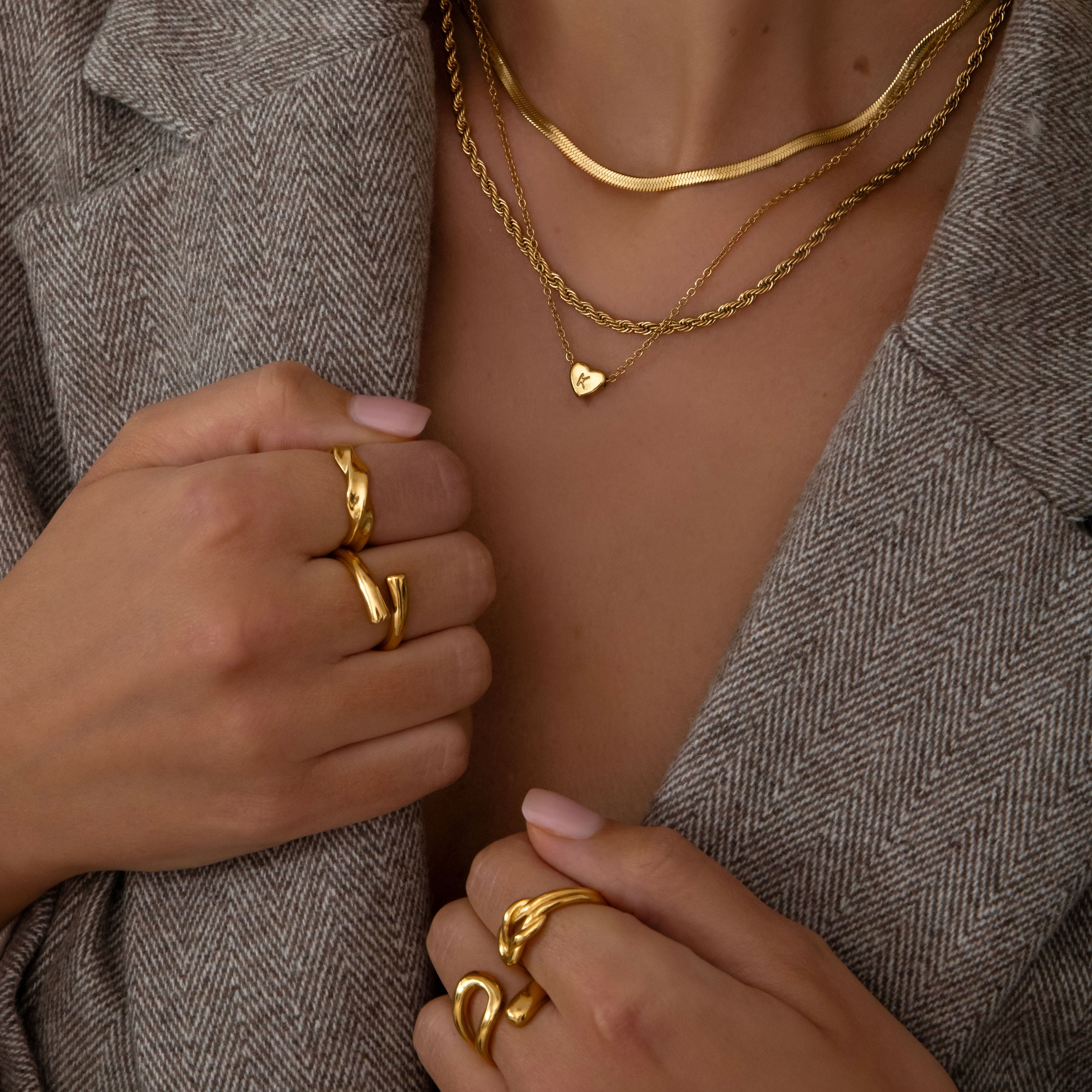 Amora – Kette mit Herzinitialen in goldener Ausführung