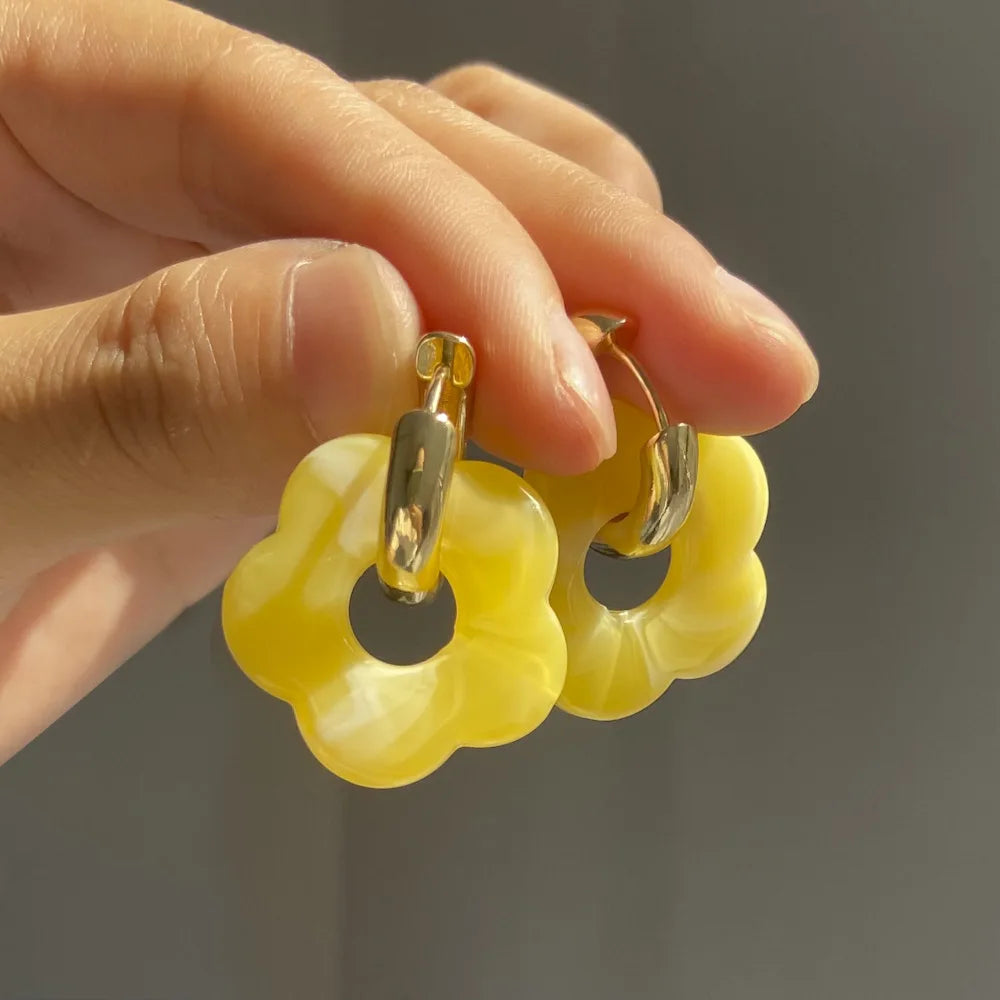 Florella – Elegante Blumenohrringe aus Kunstharz
