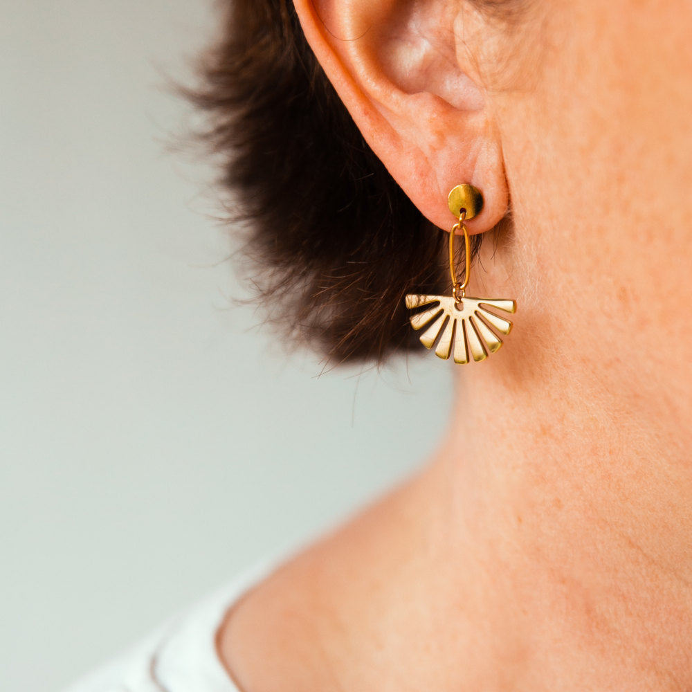 Tropfenohrringe mit Blumenmotiven - Fächerdesign