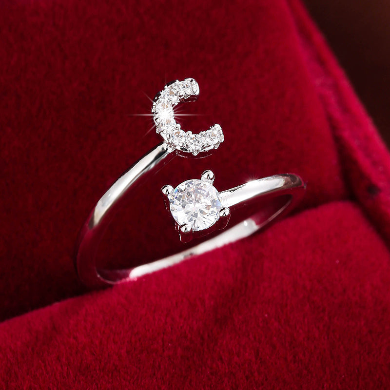 Nova – Moderner offener Ring mit Buchstaben und Zirkonia