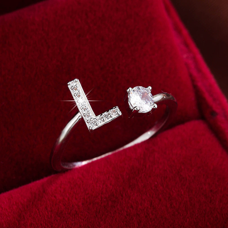 Nova – Moderner offener Ring mit Buchstaben und Zirkonia