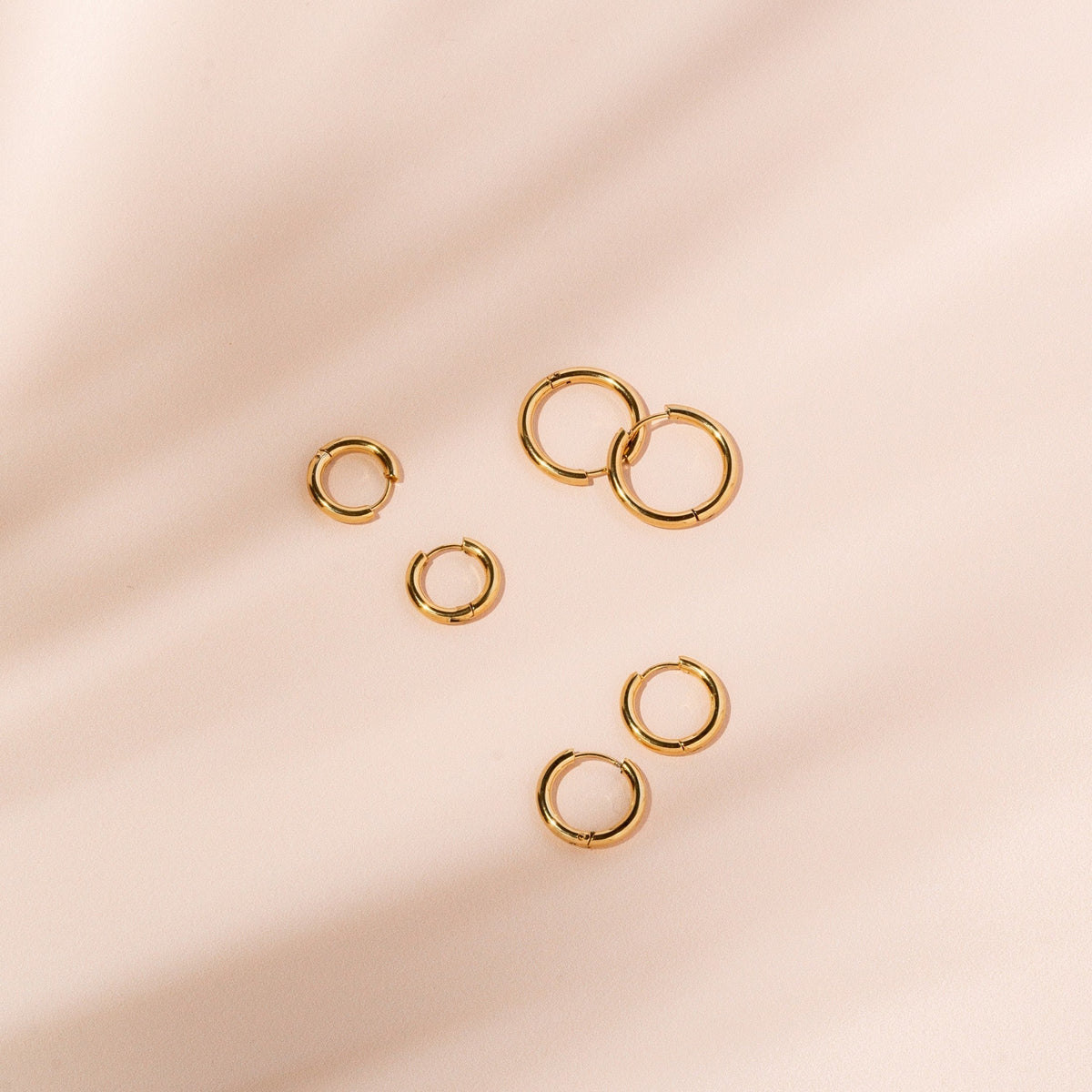Clara – Elegante goldene wasserdichte Ohrringe