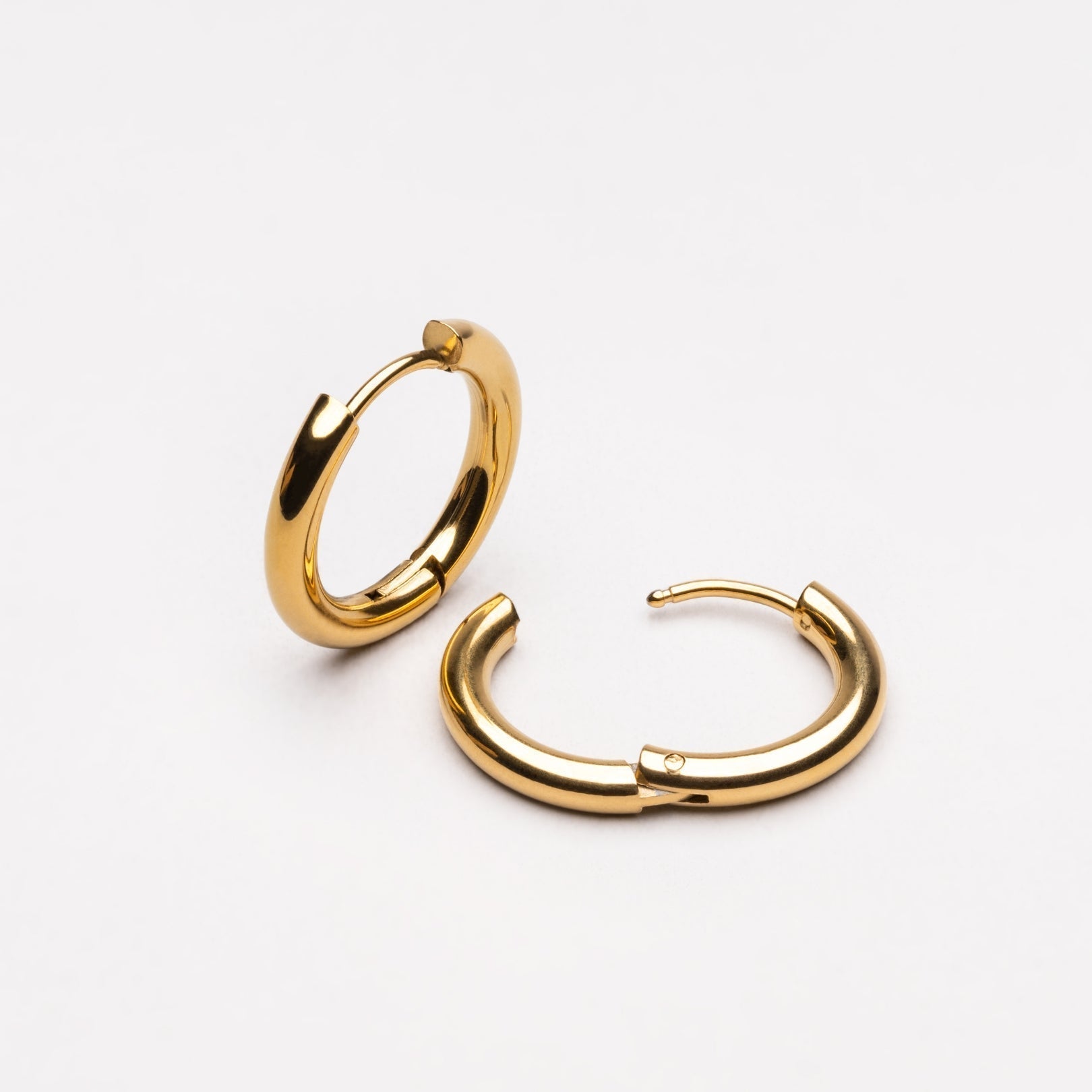 Clara – Elegante goldene wasserdichte Ohrringe