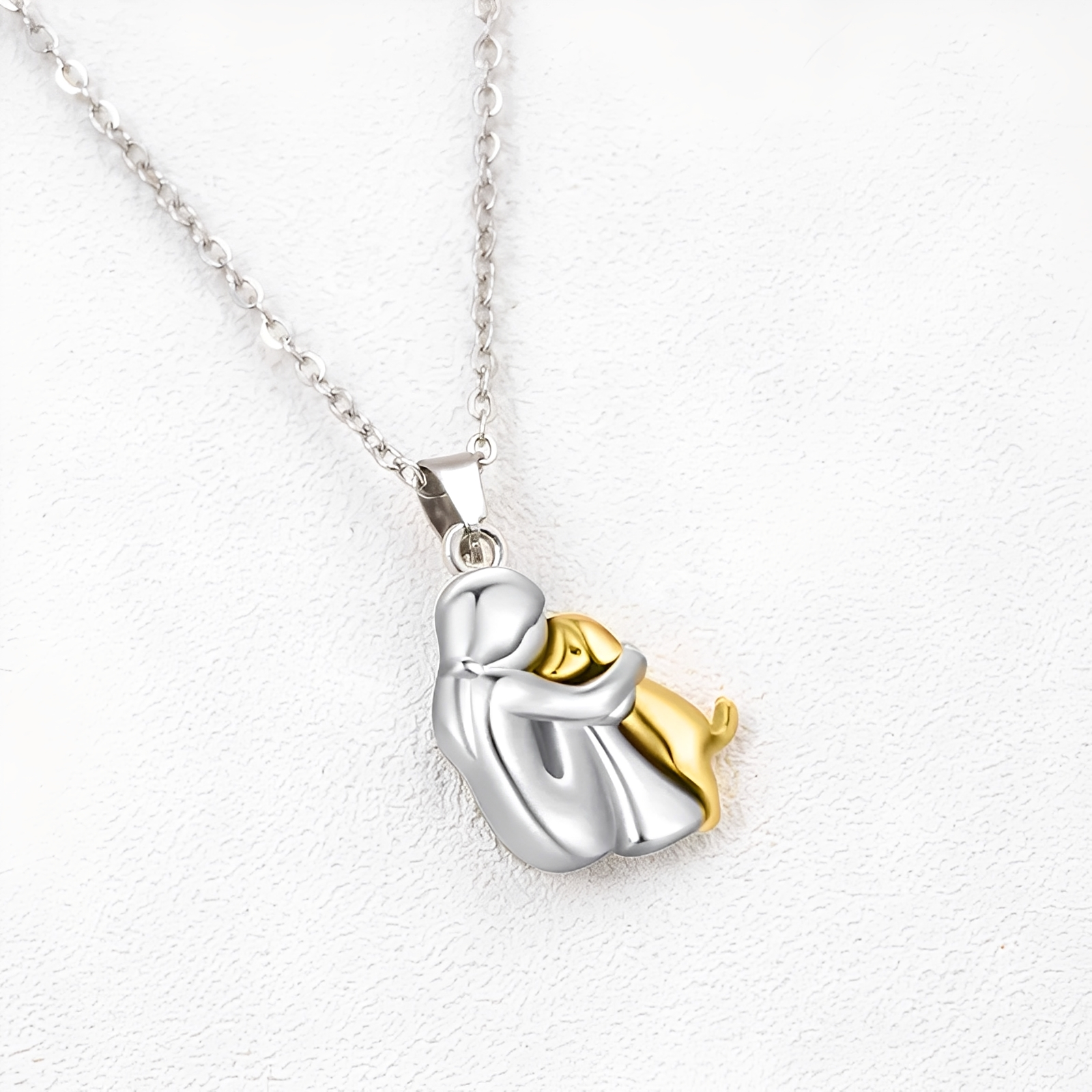 Neko – Halsband mit Anhänger von Hund und Halter in Umarmung