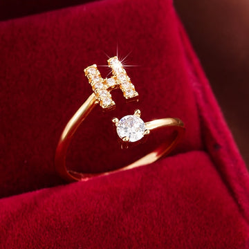 Nova – Moderner offener Ring mit Buchstaben und Zirkonia