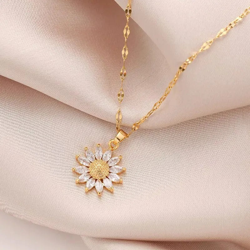 Jennie – Kette mit Kristall-Sonnenblume und goldfarbener Oberfläche