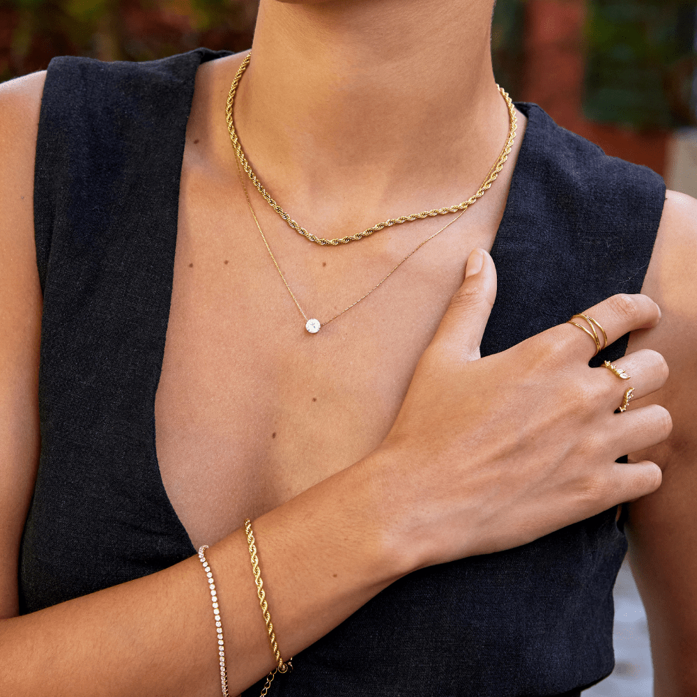 Amaris – goldene Halskette mit stilvollem rundem Kristall