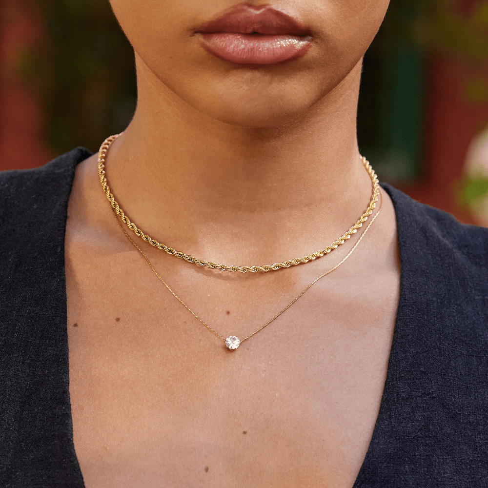 Amaris – goldene Halskette mit stilvollem rundem Kristall