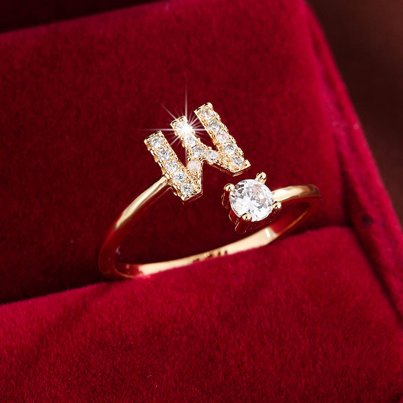 Nova – Moderner offener Ring mit Buchstaben und Zirkonia