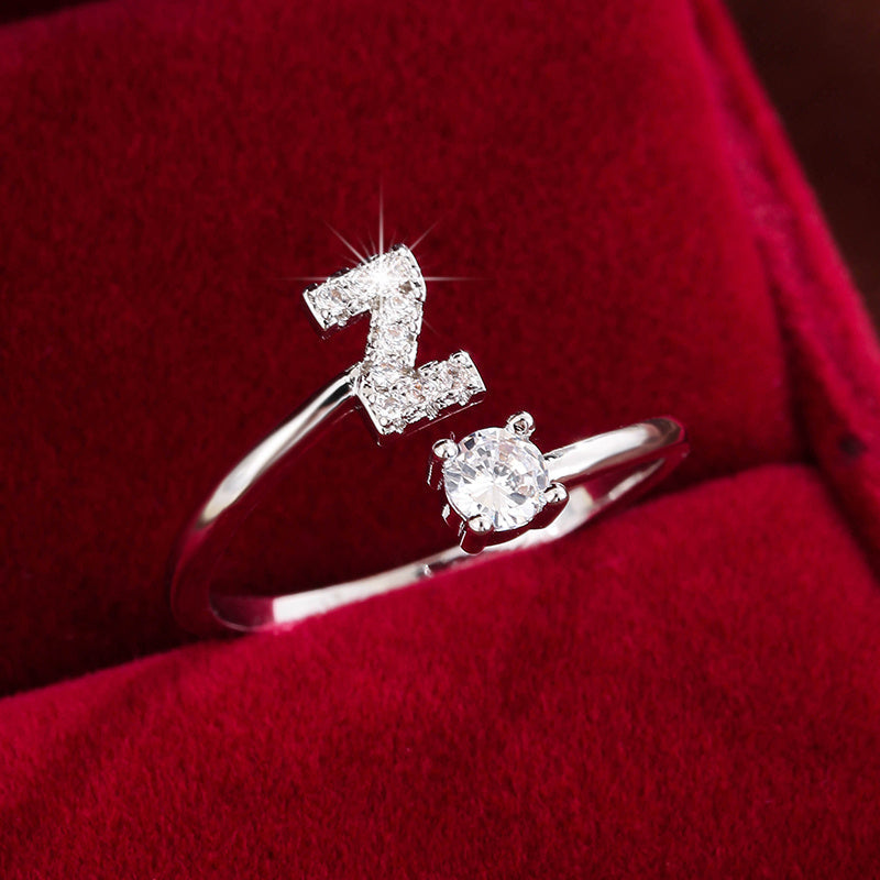 Nova – Moderner offener Ring mit Buchstaben und Zirkonia