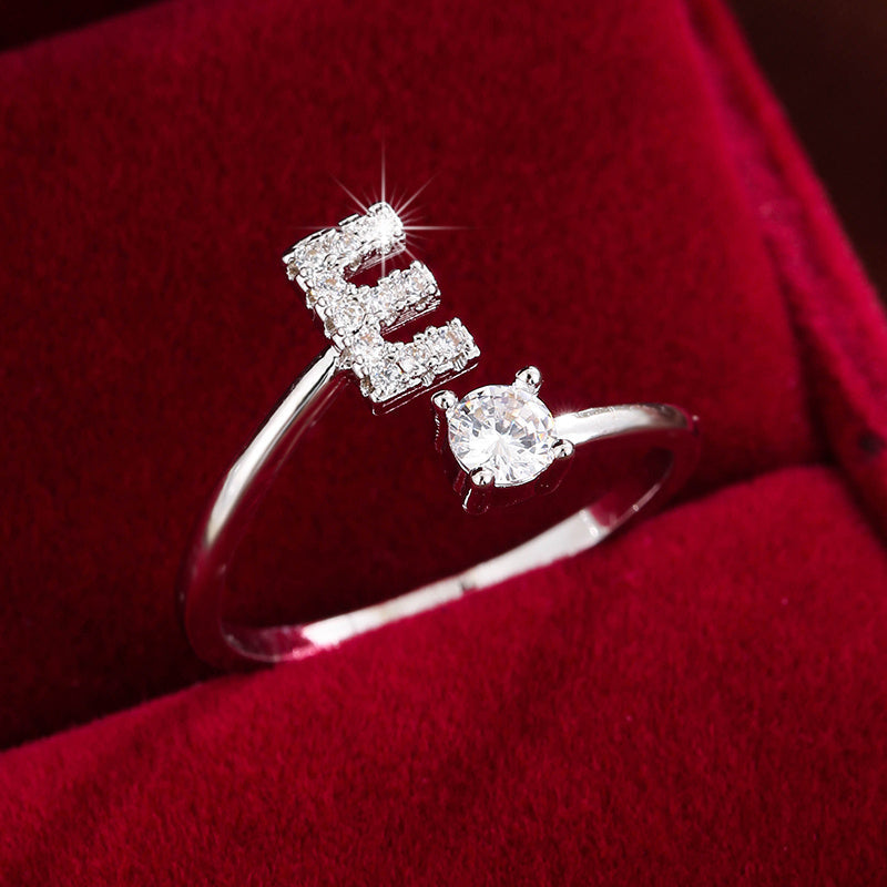 Nova – Moderner offener Ring mit Buchstaben und Zirkonia