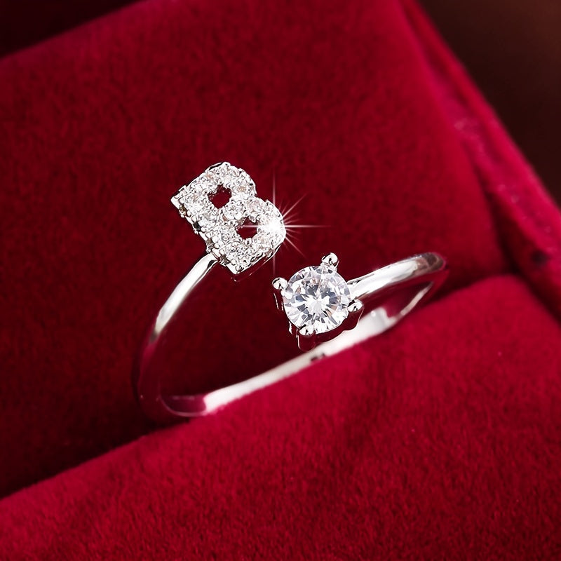 Nova – Moderner offener Ring mit Buchstaben und Zirkonia