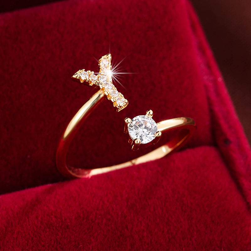 Nova – Moderner offener Ring mit Buchstaben und Zirkonia