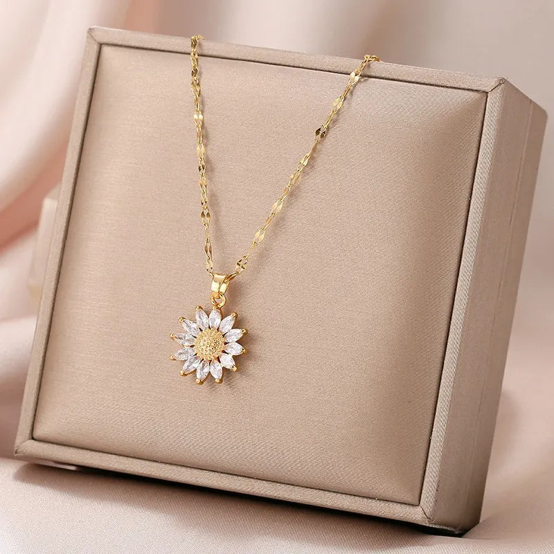 Jennie – Kette mit Kristall-Sonnenblume und goldfarbener Oberfläche