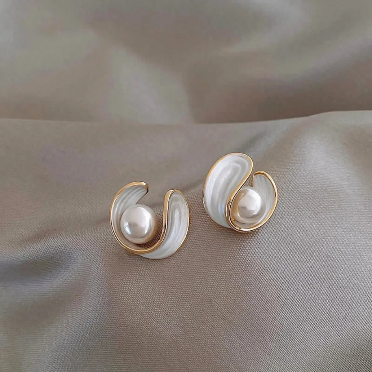 Alina – Elegante Ohrringe mit weißem Opal, Perle und Gold