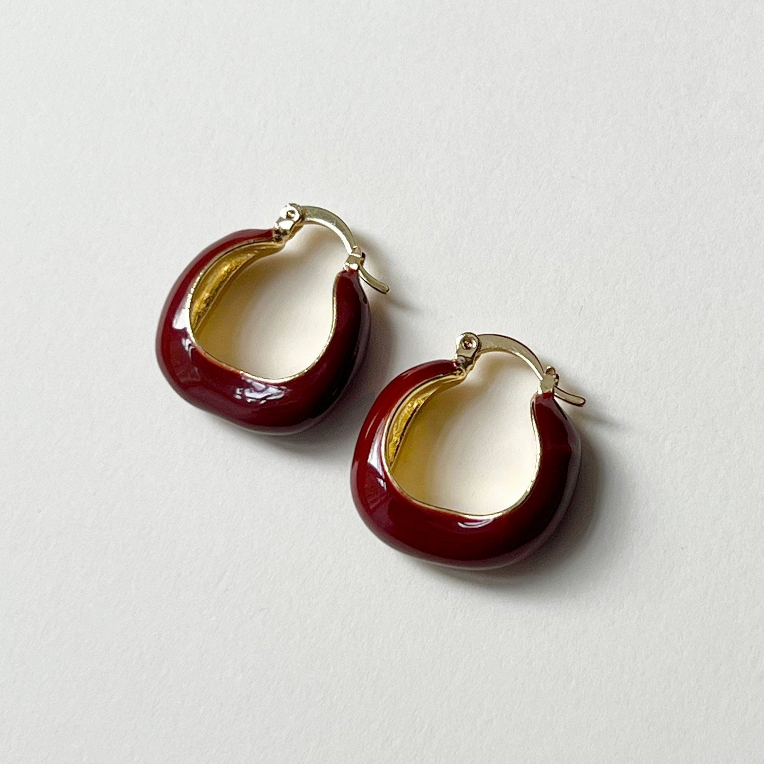 Elegante Weinrote Emaille Creolen