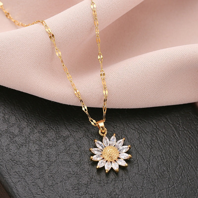 Jennie – Kette mit Kristall-Sonnenblume und goldfarbener Oberfläche
