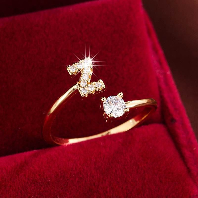 Nova – Moderner offener Ring mit Buchstaben und Zirkonia
