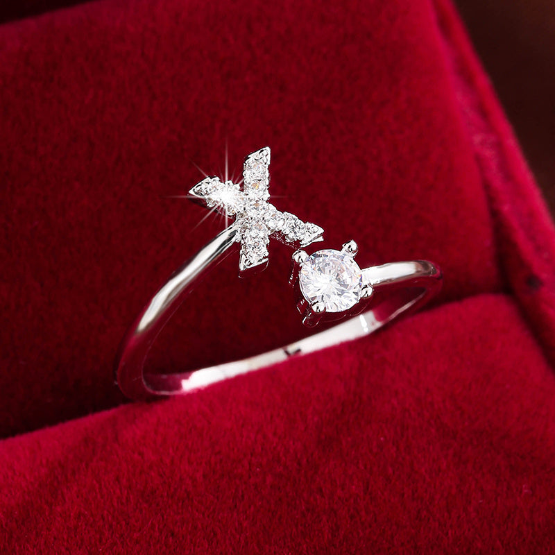 Nova – Moderner offener Ring mit Buchstaben und Zirkonia