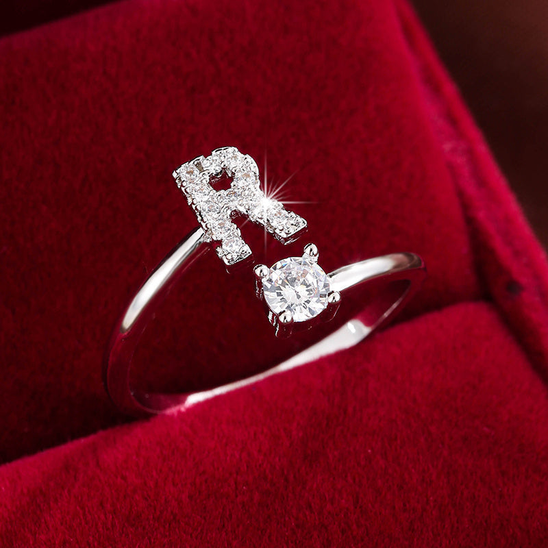 Nova – Moderner offener Ring mit Buchstaben und Zirkonia