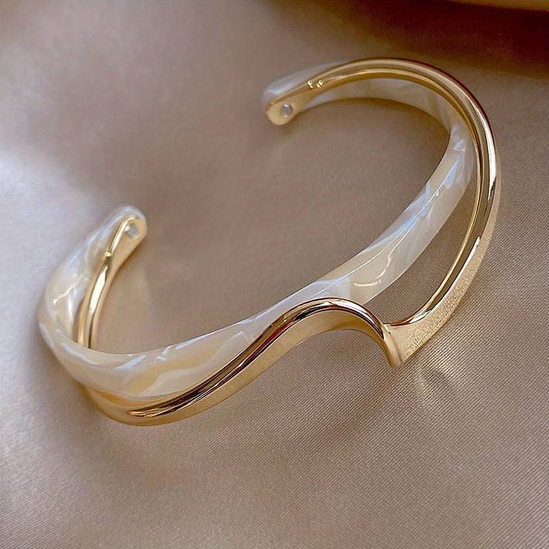 Wellenarmband mit Perlenakzenten - 18K vergoldetes Armband