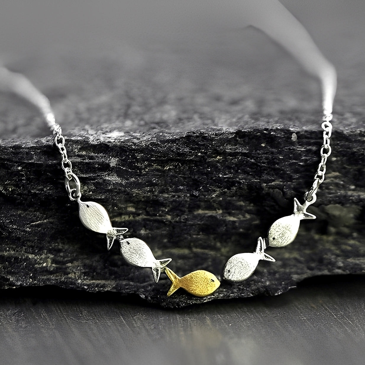 Amandine – Stilvolle Halskette mit goldenem Fisch