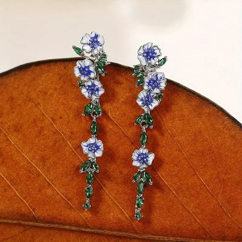 Yara – Hängende Ohrringe mit blauen Blüten