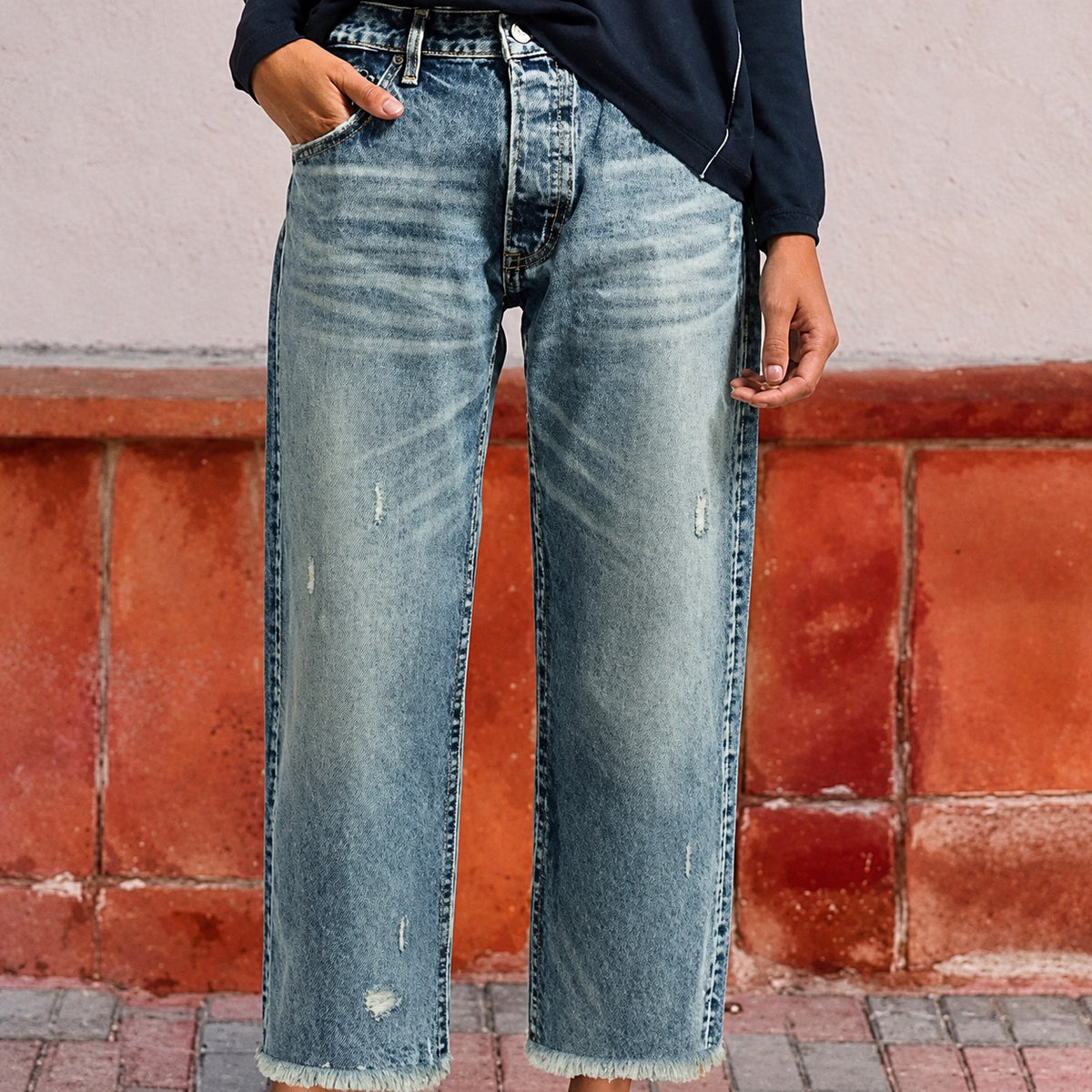 Damentragende Jeans mit geradem Bein, verwaschener Optik, fransiger Saum und lockerer Passform