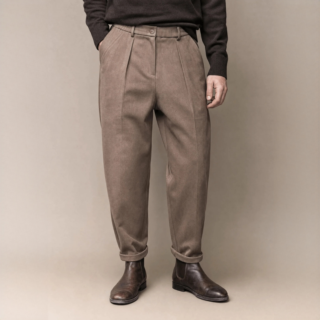 Herren Pleated Trousers: Bund mit Gürtel-Ösen, elastischer Taillenbund, frontale Falten, tapered Beinabschluss