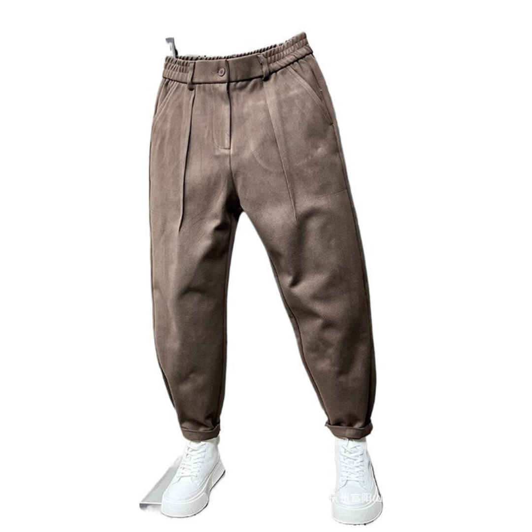 Herren Pleated Trousers: Bund mit Gürtel-Ösen, elastischer Taillenbund, frontale Falten, tapered Beinabschluss