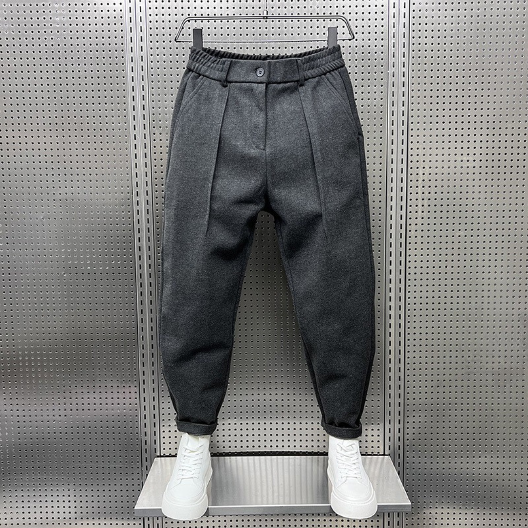 Herren Pleated Trousers: Bund mit Gürtel-Ösen, elastischer Taillenbund, frontale Falten, tapered Beinabschluss