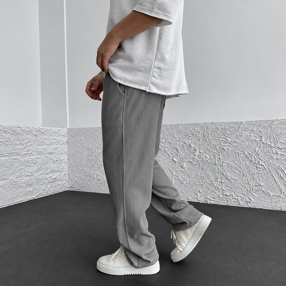 Herrenhose aus Rippstoff, weiter Schnitt, elastischer Bund mit Kordelzug