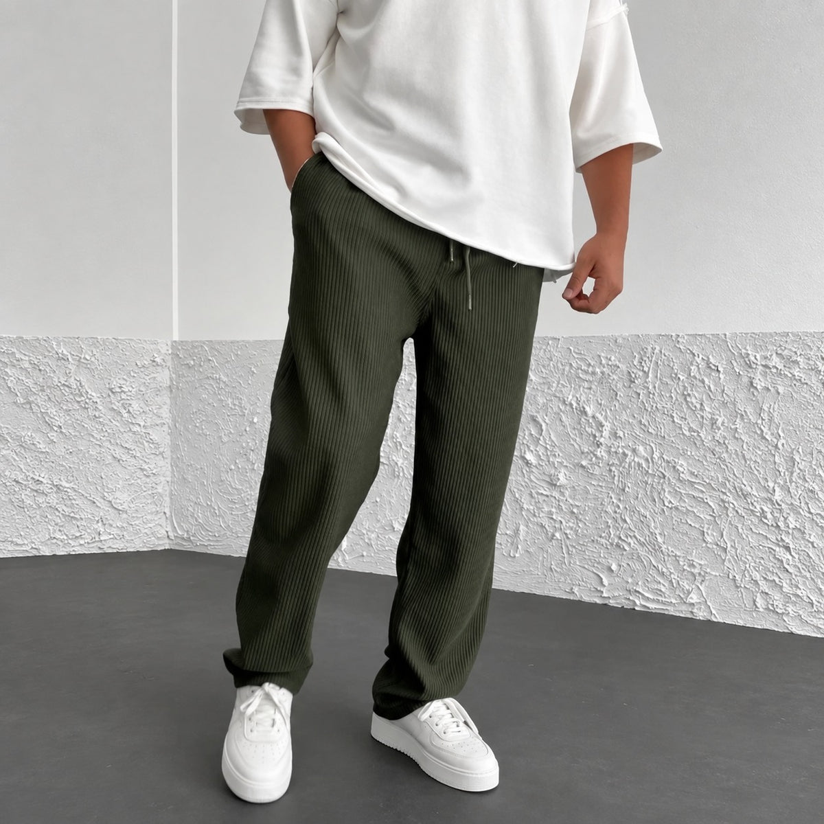 Herrenhose aus Rippstoff, weiter Schnitt, elastischer Bund mit Kordelzug