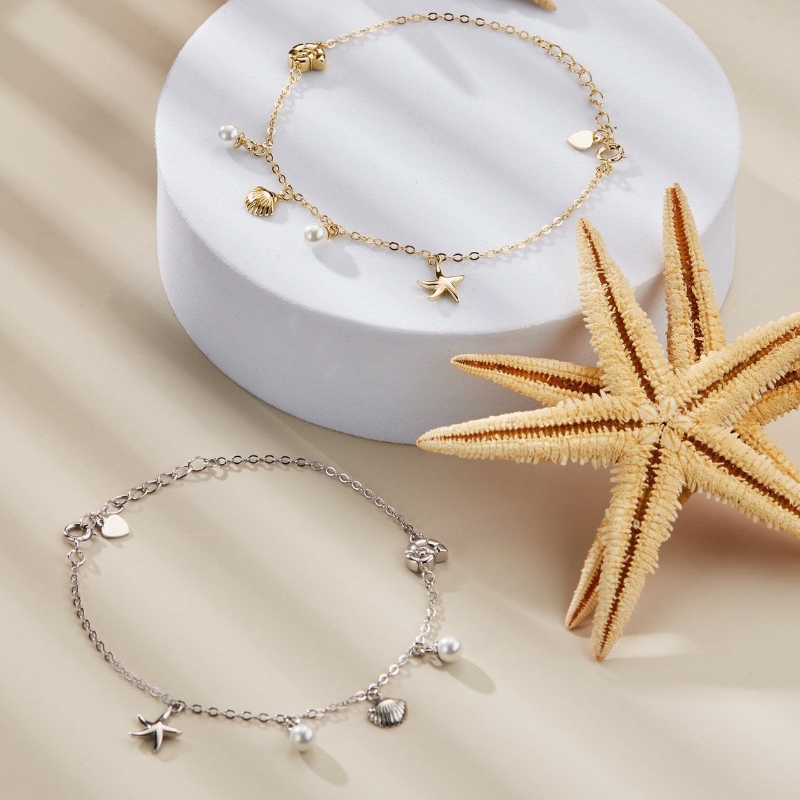 Armband mit Muschel- und Seestern-Anhängern