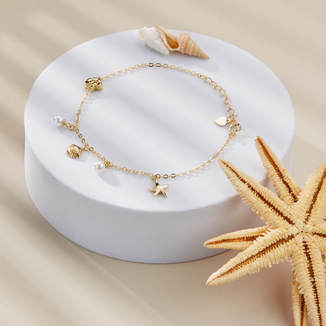 Armband mit Muschel- und Seestern-Anhängern