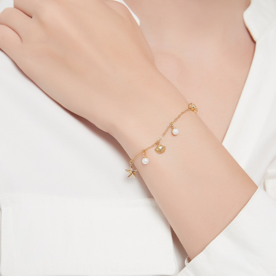 Armband mit Muschel- und Seestern-Anhängern