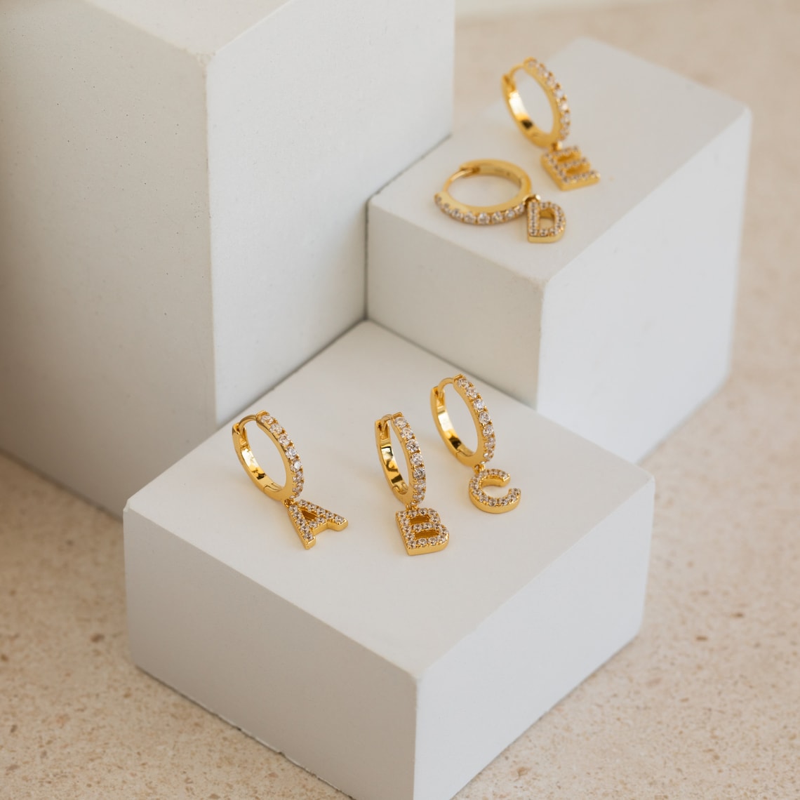 Buchstabenohrringe mit Diamanten - Feine Huggie-Ohrringe