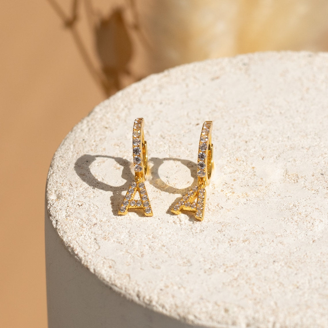 Buchstabenohrringe mit Diamanten - Feine Huggie-Ohrringe