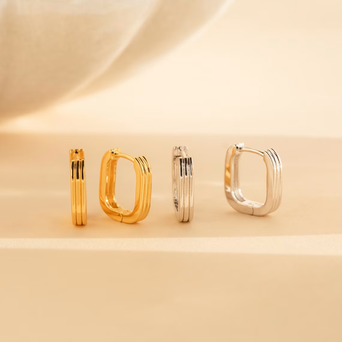 Ohrringe mit rechteckigen gerippten Elementen - Minimalistische Huggie-Ohrringe