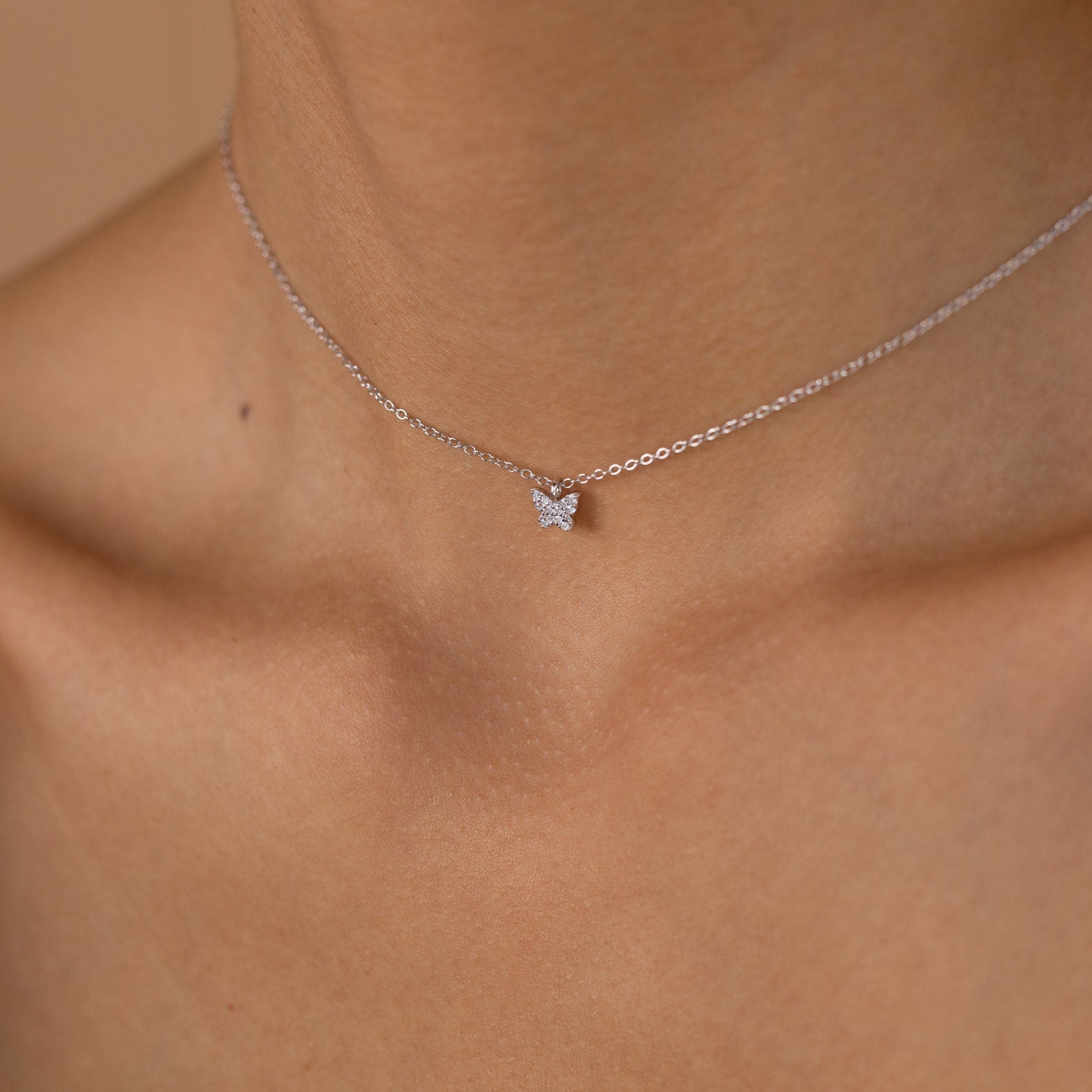 Mandy – Halskette mit Pavé-Schmetterling