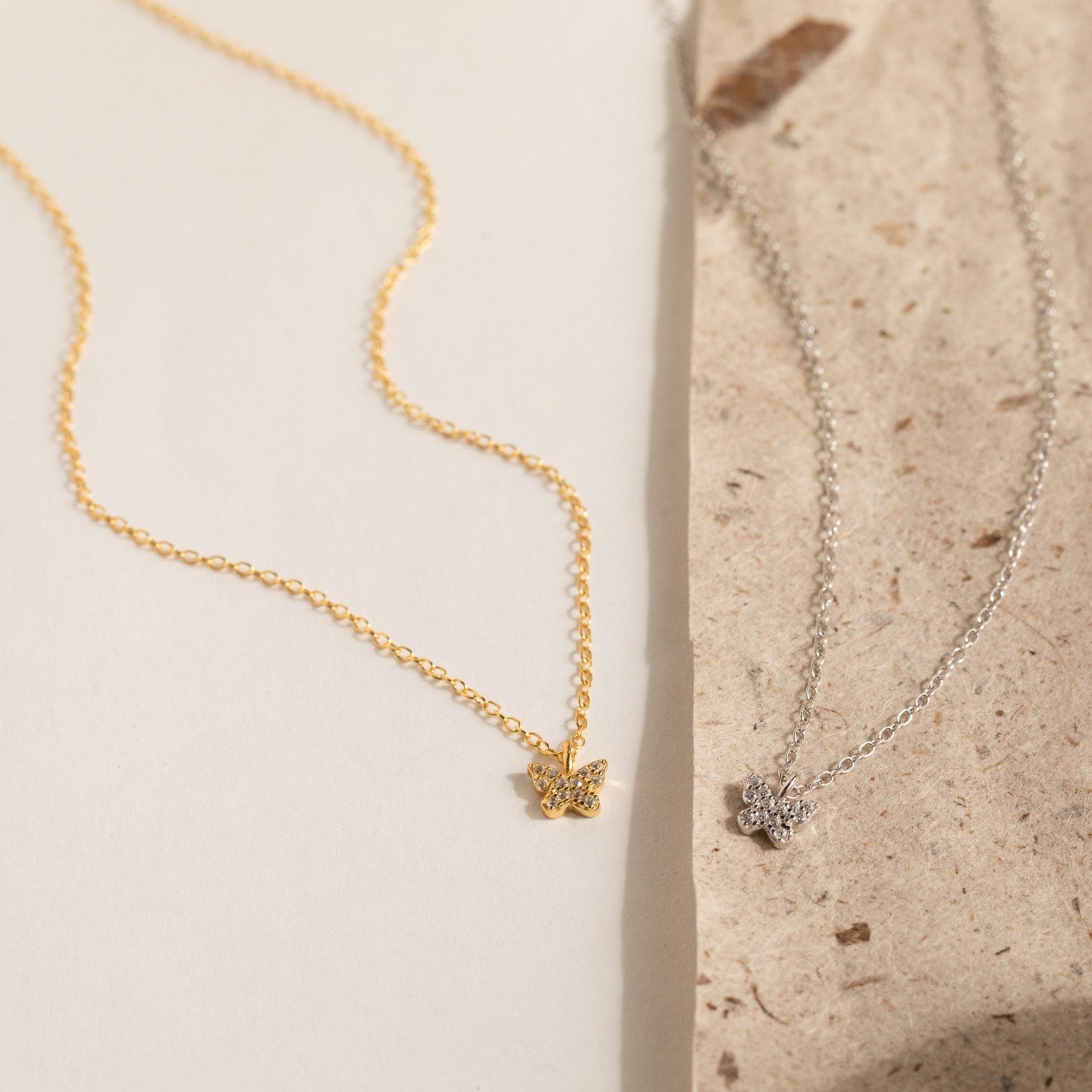 Mandy – Halskette mit Pavé-Schmetterling