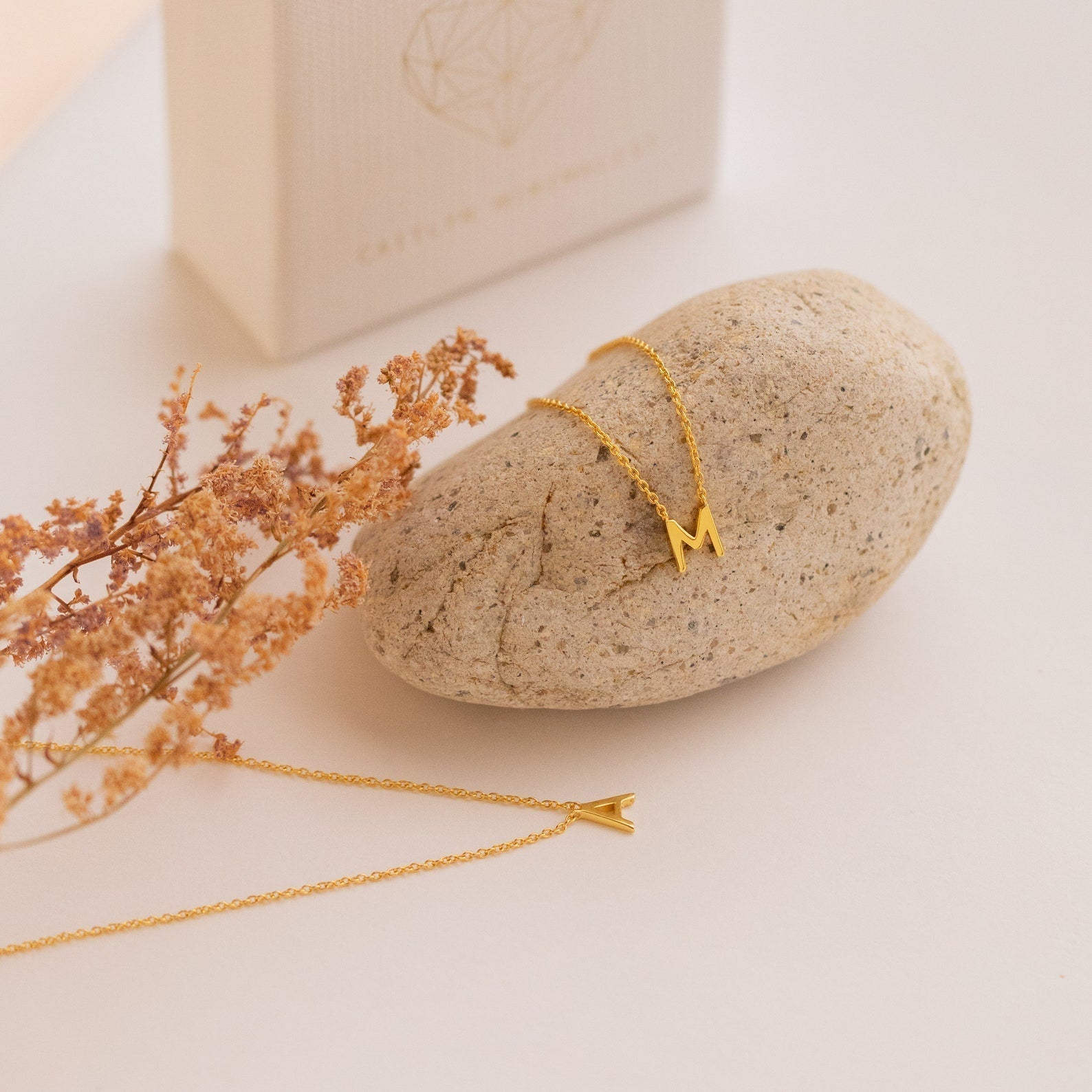 Elegantes Halsband mit Initialen - Stilvolles Kettenaccessoire mit Buchstaben