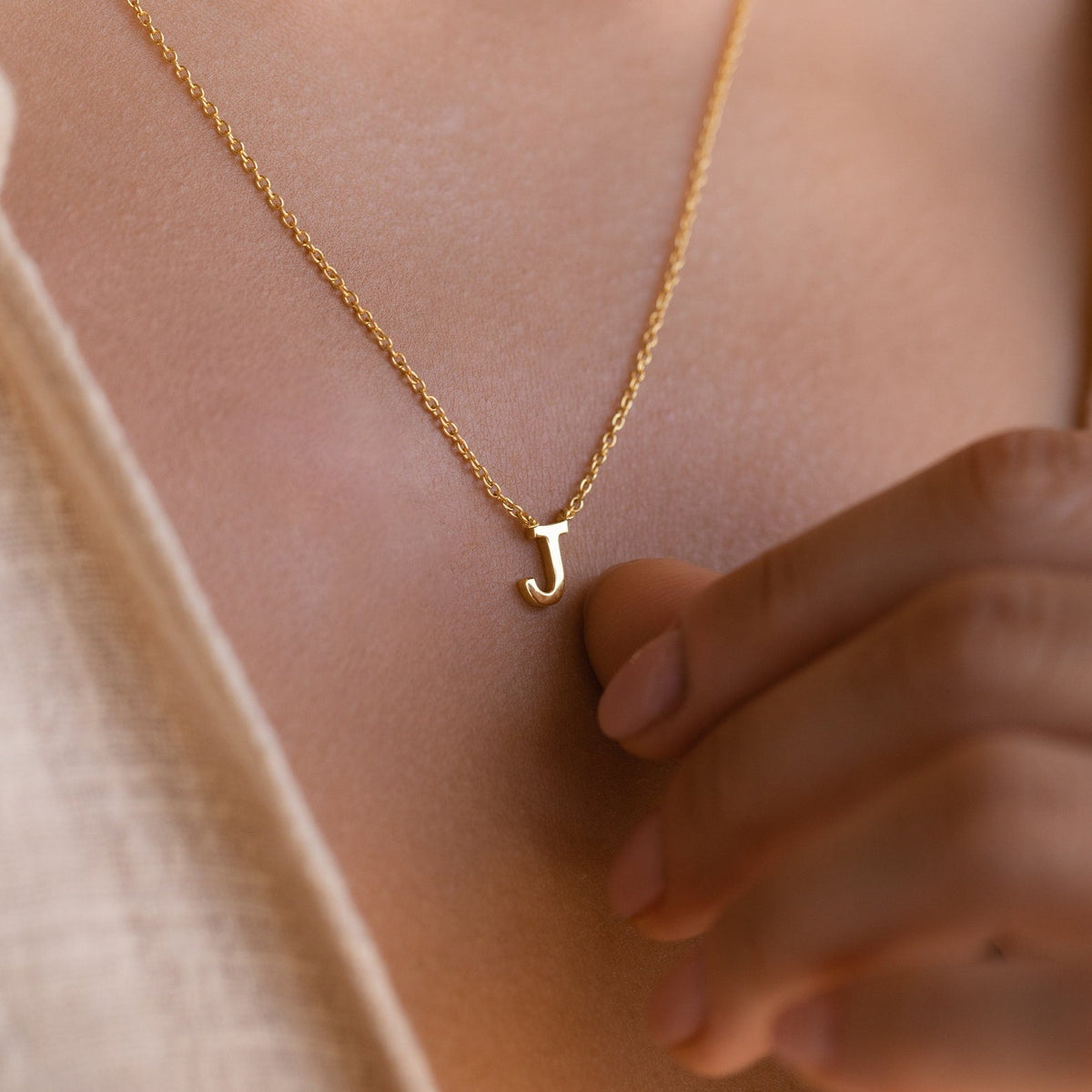 Elegantes Halsband mit Initialen - Stilvolles Kettenaccessoire mit Buchstaben
