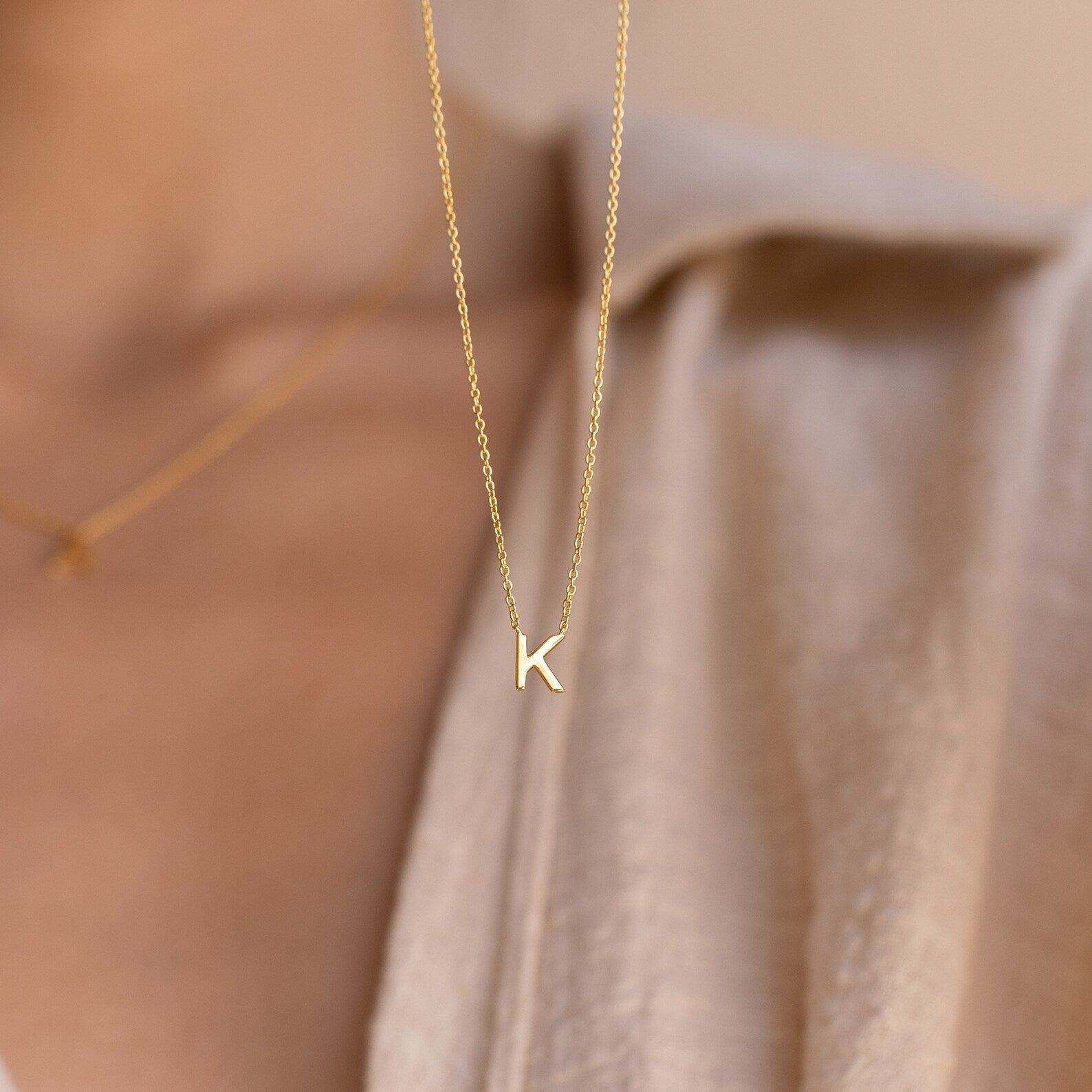 Elegantes Halsband mit Initialen - Stilvolles Kettenaccessoire mit Buchstaben