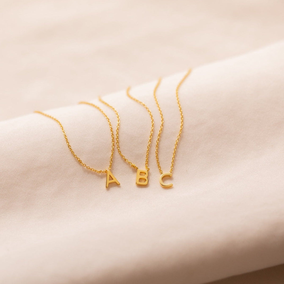 Elegantes Halsband mit Initialen - Stilvolles Kettenaccessoire mit Buchstaben